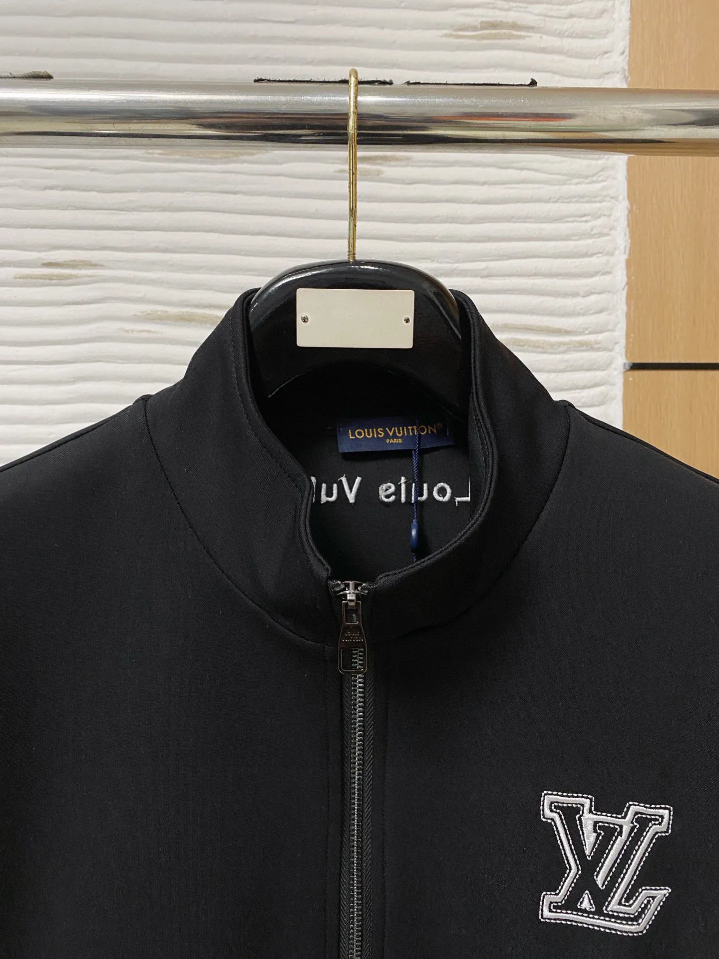 🅿️720 [LV Louis Vuitton] hot-selling suit is coming. Focus on the original version of the official website. 2025 new hot-selling cardigan and sweatshirt suit. The original order is the best. 🇭🇰The meticulous work of top designers. It has a fitting and perfect upper body effect. All-natural high-quality Tencel Roman cotton 100%, close-fitting comfort, noble and elegant! Original hardware embodies elegance and nobility! Counter size: M-3XL (maximum wear up to 190 pounds)